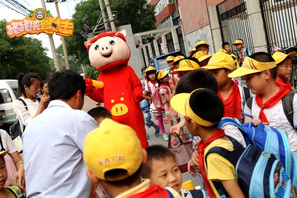 猪猪侠现身北京小学门口，欢乐射击引小朋友围观